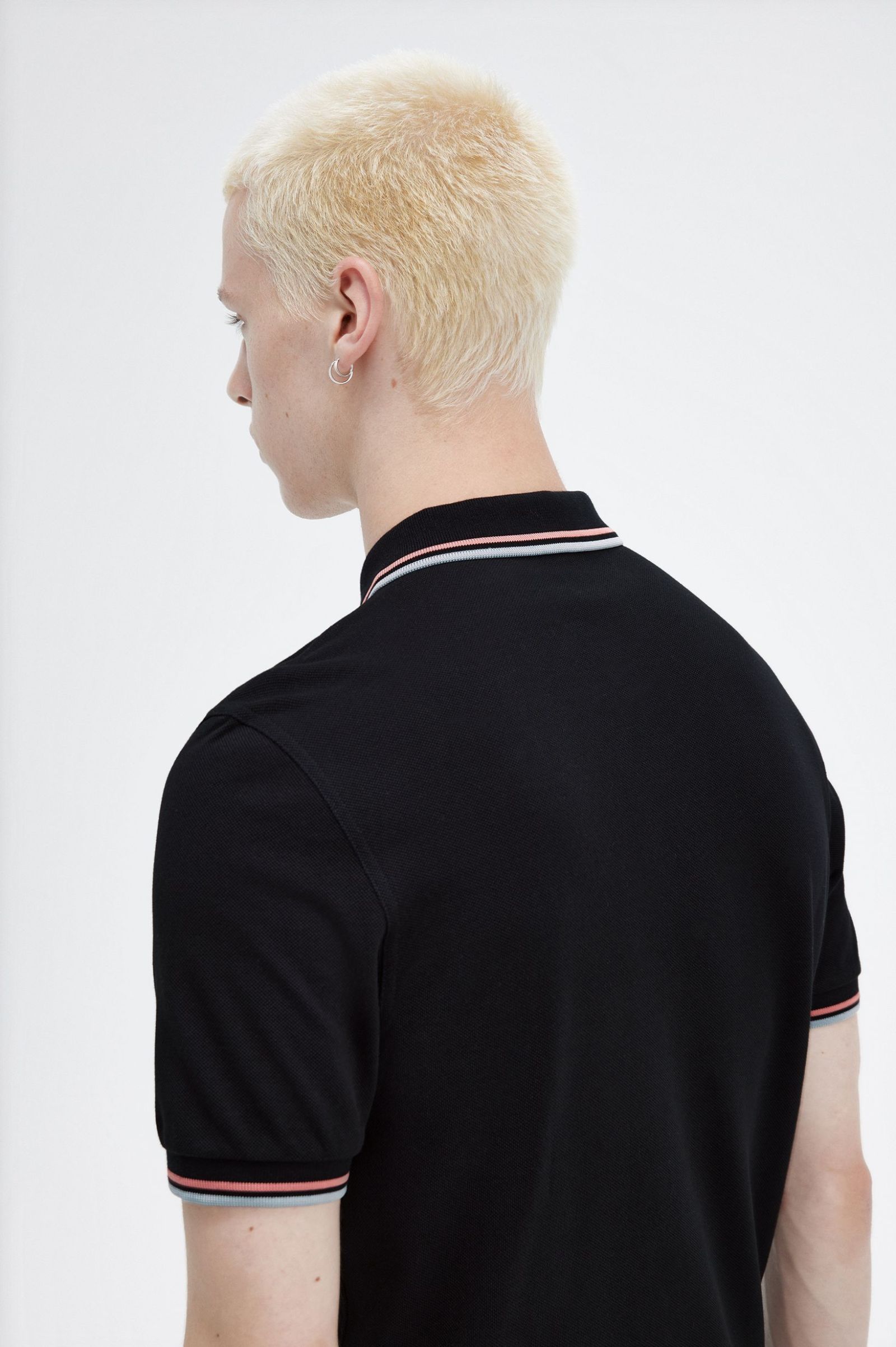 M3600 - Schwarz / Coral Heat / Silberblau | The Fred Perry Shirt 