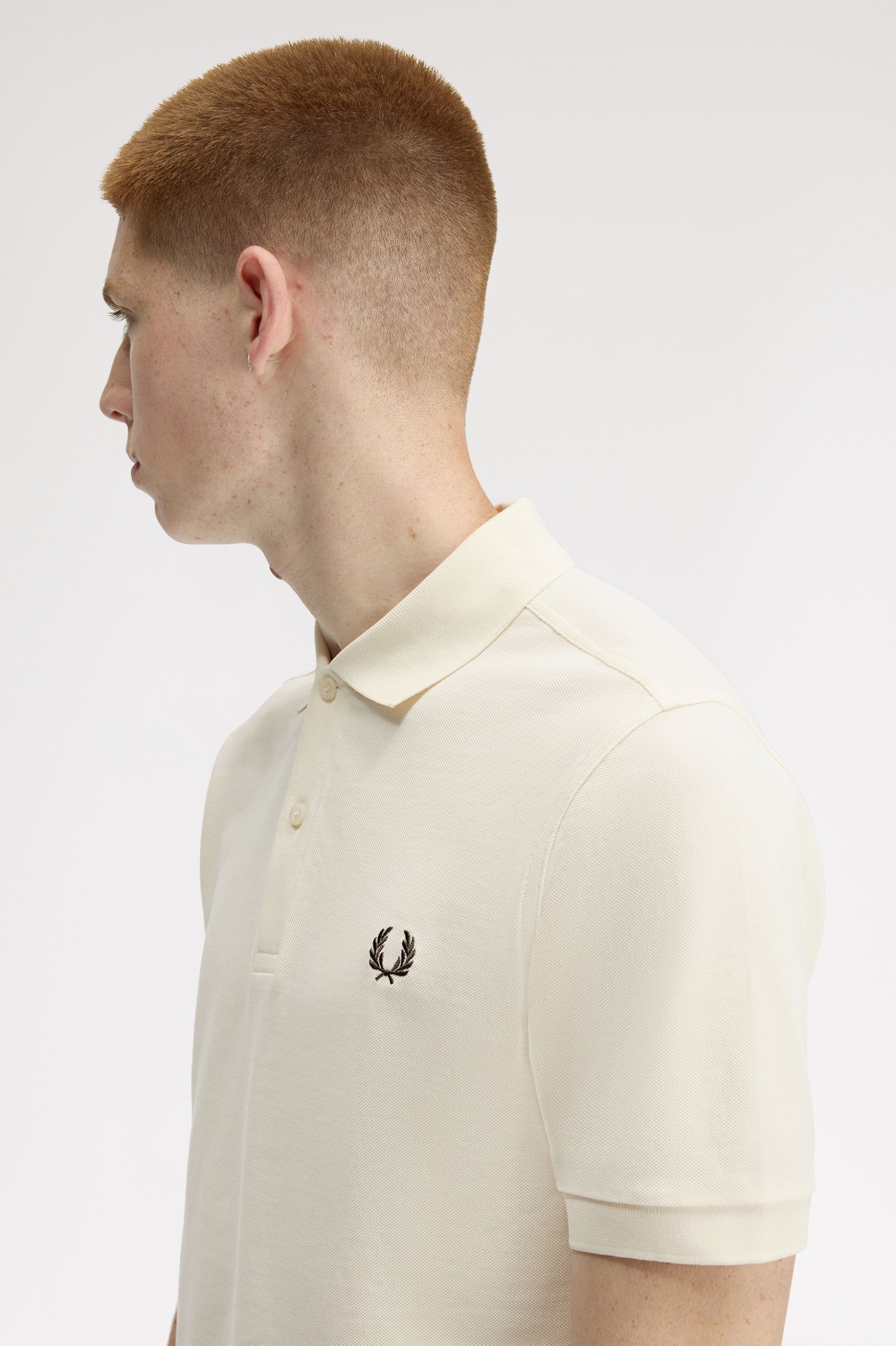 M6000-13B - Ecru / Grassroots | The Fred Perry Shirt | Men's Short