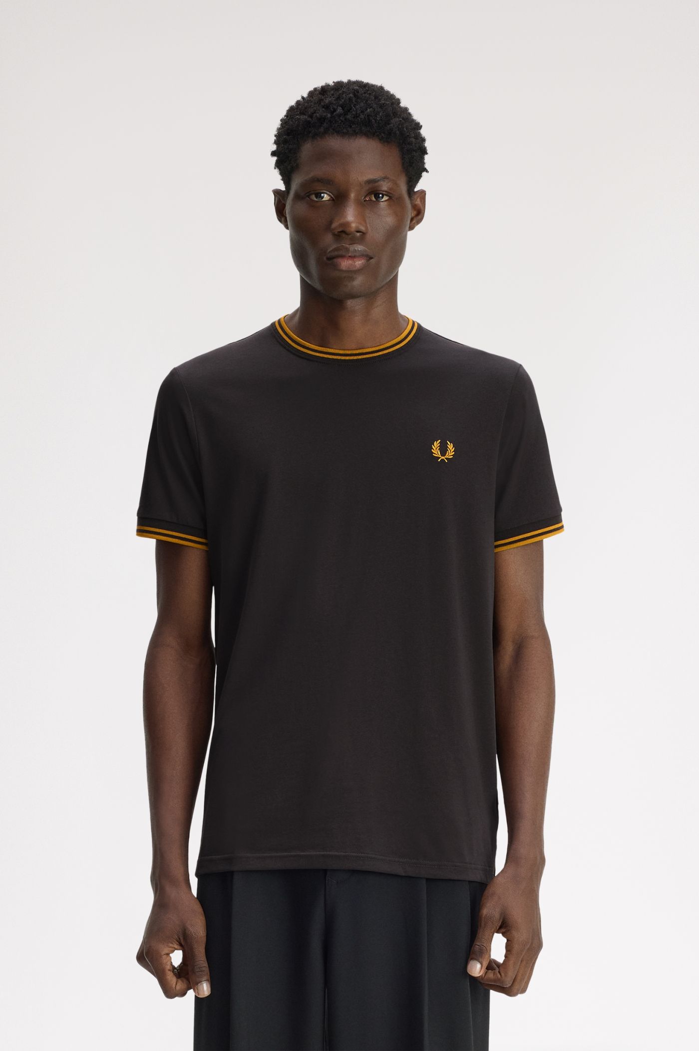トップス FRED PERRY/Oversized TippedPique T-shirt M1588_85C_V2_Q326_MOD1_FRONT.JPG