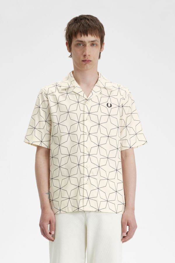 Camisa com colarinho plano com estampado geométrico