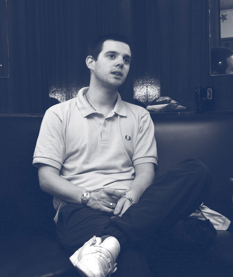 Mike Skinner veste um polo Fred Perry