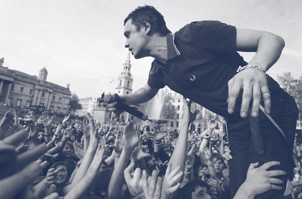Pete Doherty mit einem Poloshirt von Fred Perry